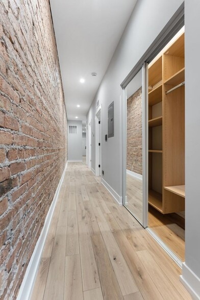 Building Photo - 7726 N Eastlake Ter