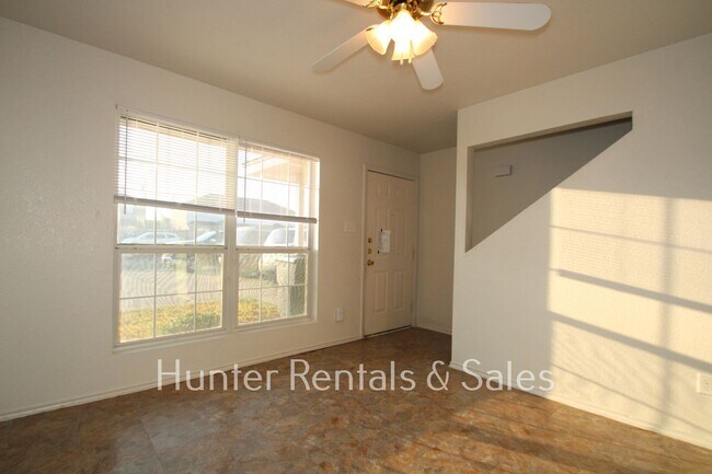 Building Photo - Summer Move In!!!