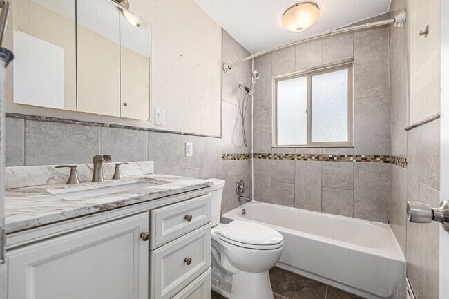 Building Photo - Lovely 5 Bed  / 2 bath in Boston Heights