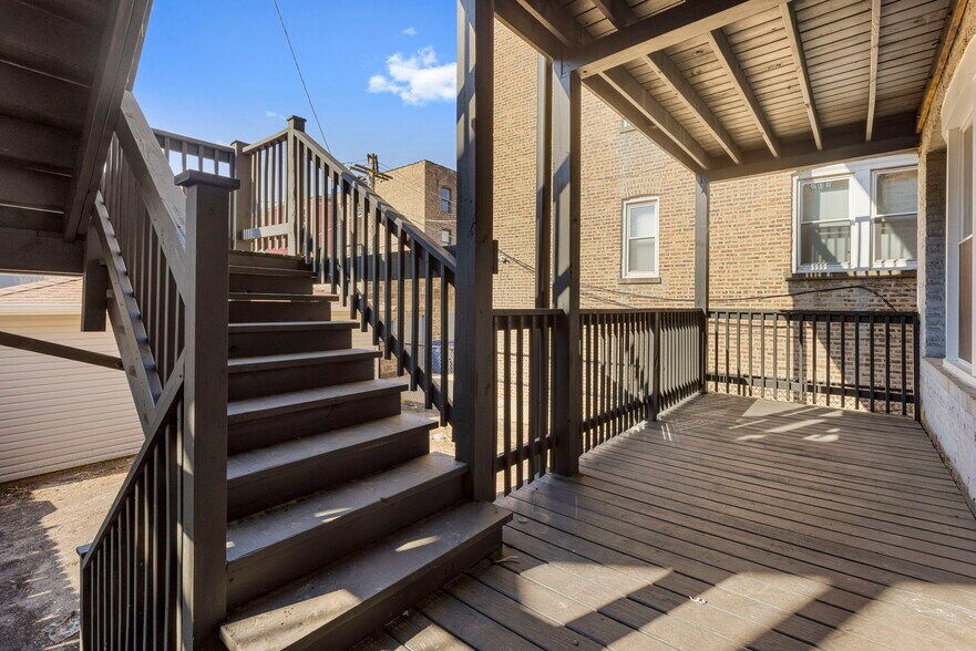 Building Photo - 615 E 60th St