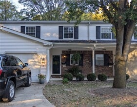 Building Photo - 14 E Carriage Dr