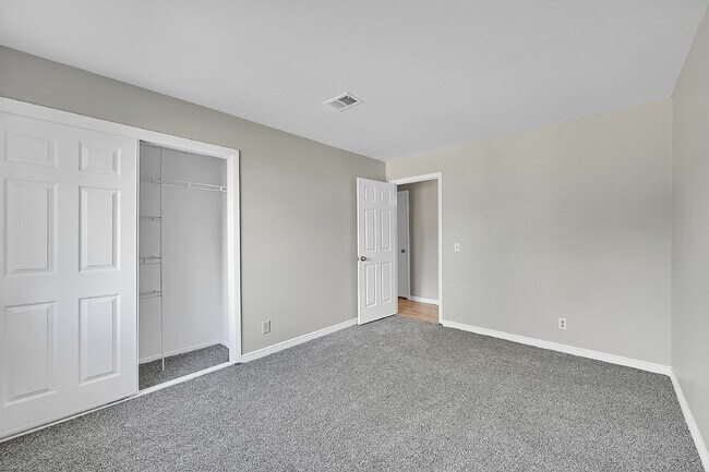 Building Photo - $1,650.00 - 2 Bedrooms, 1.5 Bathrooms Condo in Aurora with Cozy Fireplace!