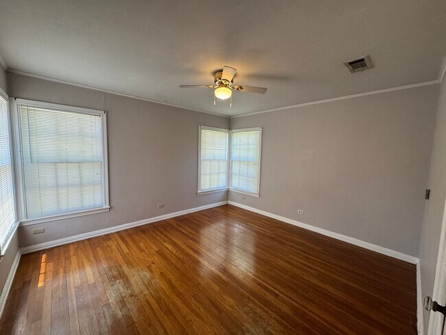 Building Photo - 3515 E Brookview Dr