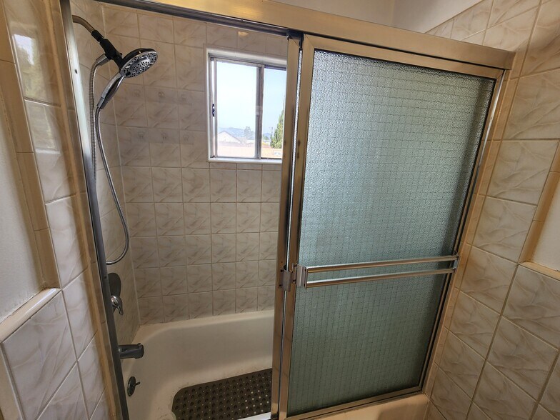 Building Photo - 820 N Edgemont St