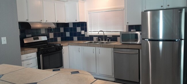 Building Photo - 3 Bedroom/2 Bath For Rent...$1700 Monthly Rent & $1700 Security Deposit Available NOW