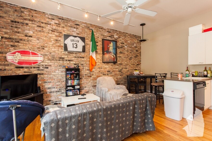 Building Photo - 616 N Paulina St