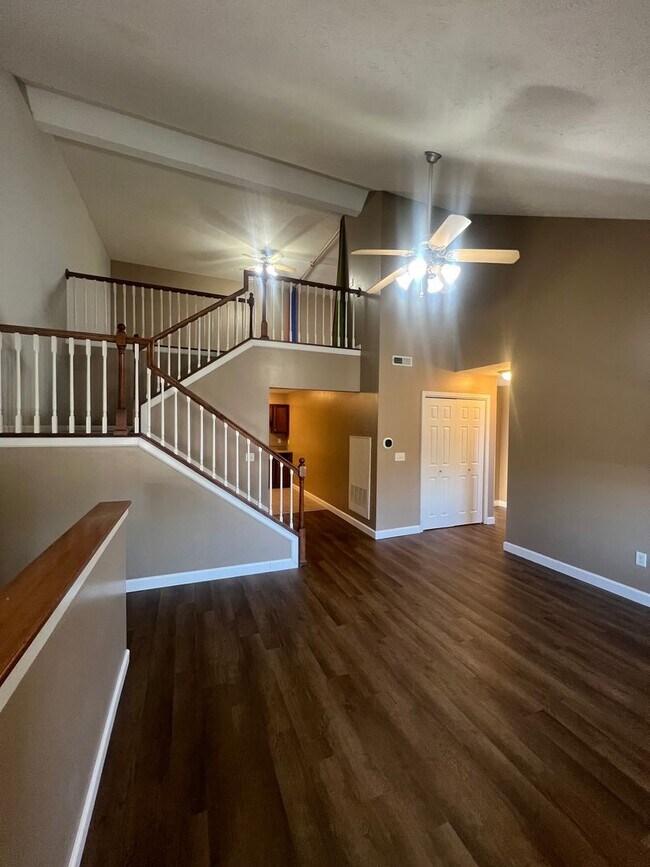 Building Photo - Beautiful 2 Bedroom 2.5 Bath Condo With Loft Space!