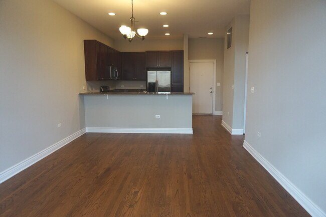 Building Photo - 2409 W Catalpa Ave