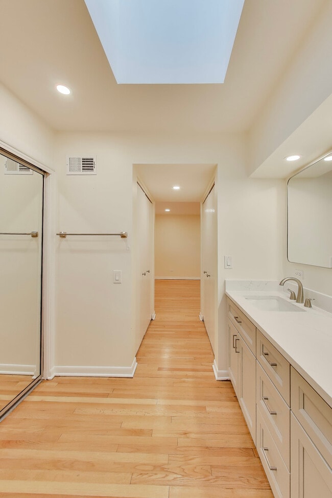 Building Photo - 475 Laurel Ave