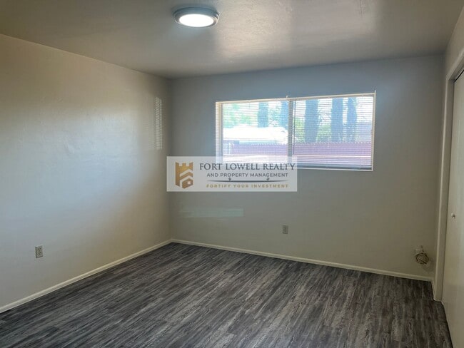 Building Photo - 1035-1037 E Knox Dr