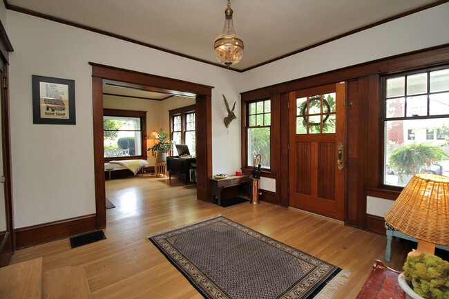 Building Photo - LAURELHURST: Classic 4 Bedroom Craftsman G...