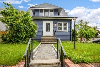 Building Photo - 590 Main St