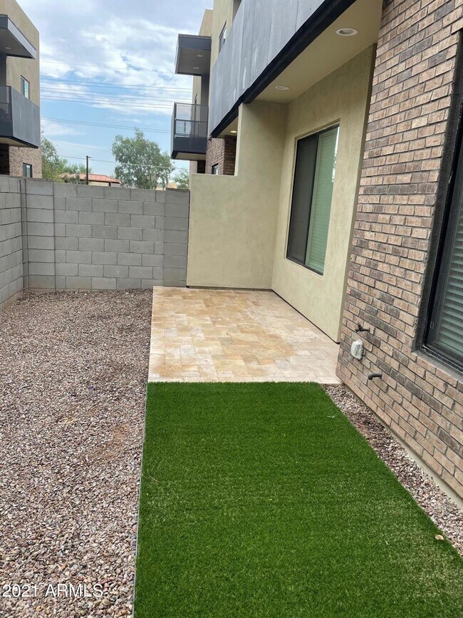 Building Photo - 901 S Smith Rd