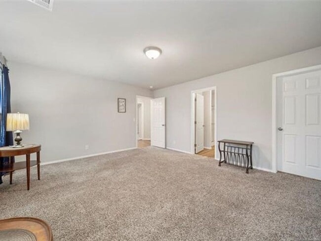 Building Photo - Spacious 3 Bed 2 Bath Home with 2 car gara...