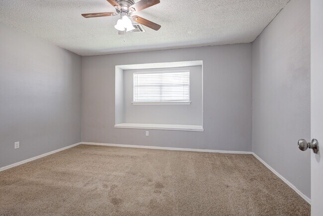 Building Photo - 916 S Patterson Dr