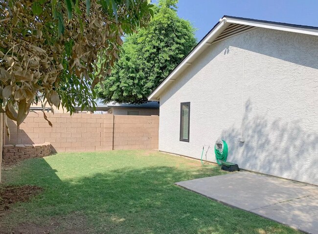 Building Photo - 8803 W John Cabot Rd