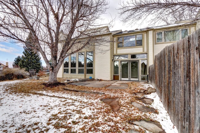 Building Photo - Unique, Rustic, and Spacious Living! Walk ...