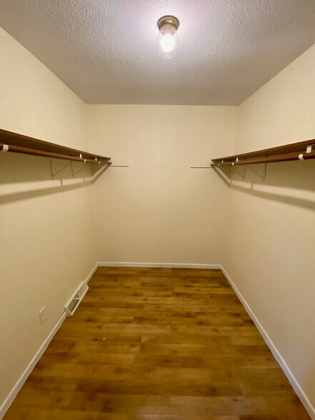Building Photo - 3152 Losey Blvd S