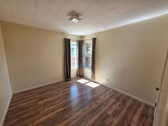 Building Photo - 1440 Hall Ave