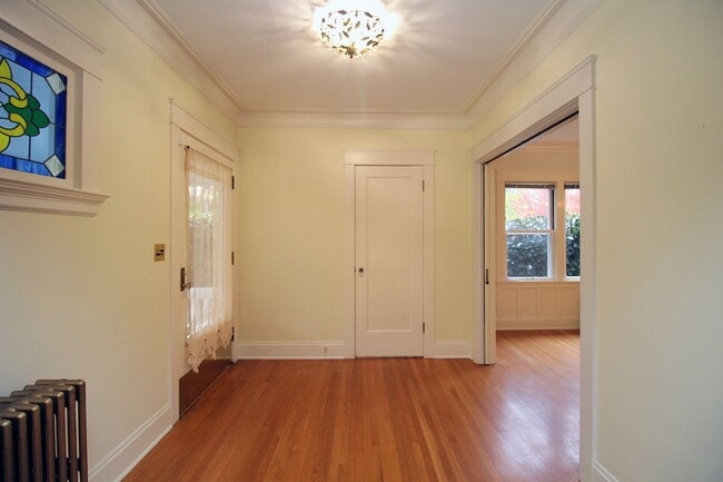 Building Photo - 803 NE Laurelhurst Pl