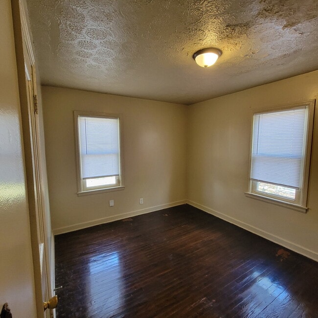 Building Photo - Cozy west side home!