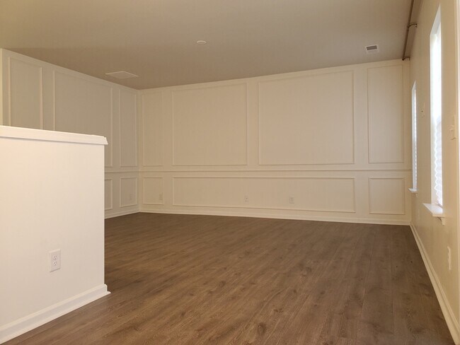 Building Photo - 2 Bedroom, 2.5 Baths End unit Townhome located in Townes at University East