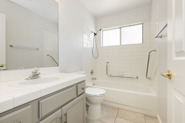 Building Photo - Peccole Ranch 3 Bed 2 Bath Gated Ascot Park Beauty