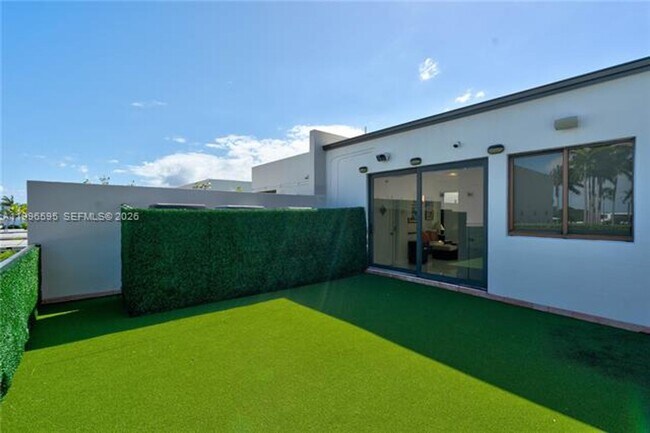 Building Photo - 1000 Venetian Way