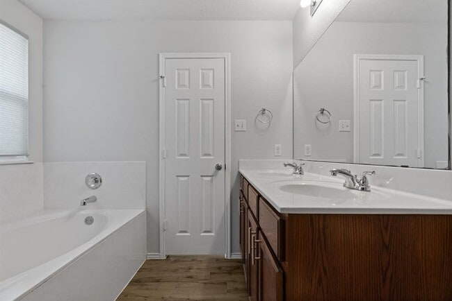 Building Photo - 5800 Maciver Dr