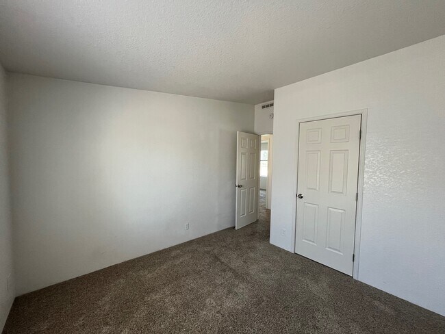Building Photo - 1404 River Run Ln