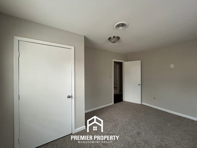 Building Photo - Spacious 4BR Home with Formal Dining, Fenced Yard & Garage in Southaven