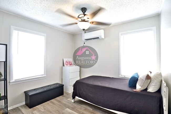 Building Photo - 3 Bedroom With Fresh Updates!