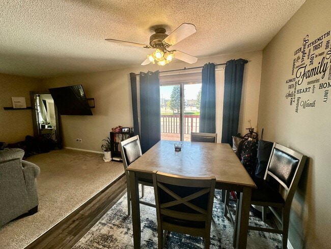 Building Photo - Beautiful 3 bedroom, 2 bath Townhome with ...