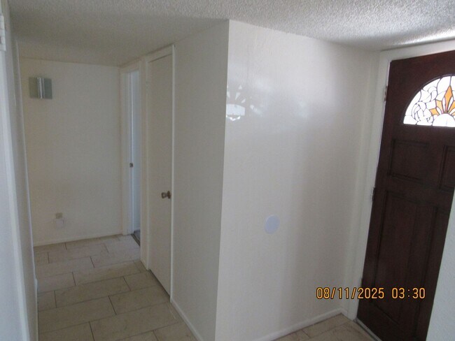Building Photo - 3 bedroom 2 bathroom 2 car garage