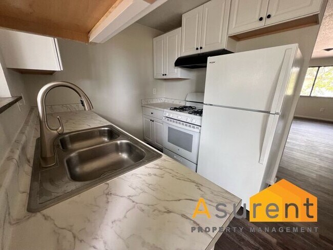 Building Photo - Fully Remodeled Duplex Available Soon!