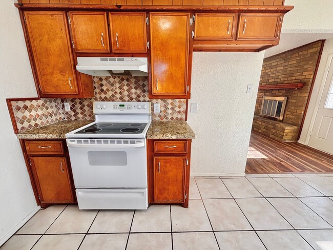 Building Photo - Freshly Remodeled 3 Bedroom 2 Bathroom Hom...