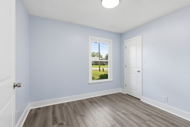 Building Photo - Fully Renovated and Move-In Ready Rental!