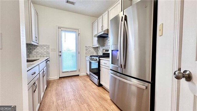 Building Photo - 6243 Shoreview Cir