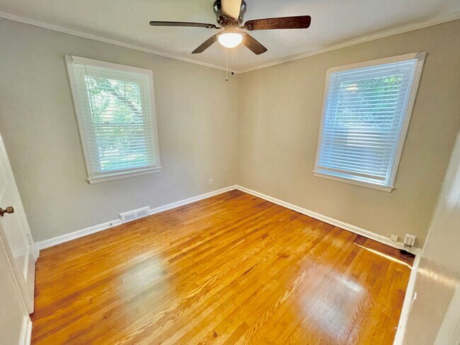 Building Photo - Beautiful 3 Bed 1 Bath Home Located near target shopping center off of Battleground in desirable ...