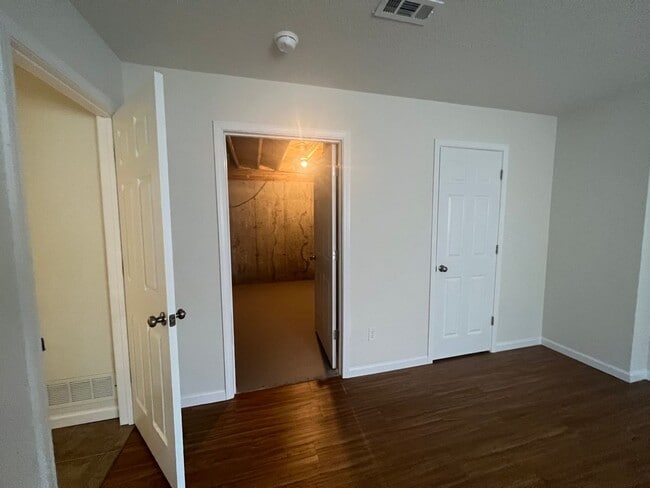 Building Photo - 4-bedroom 1.5 baths house near I-44