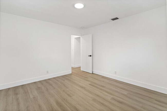 Building Photo - Beautiful home in quiet neighborhood