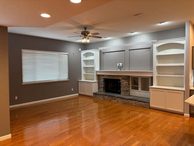 Building Photo - Lakeside Community Beauty