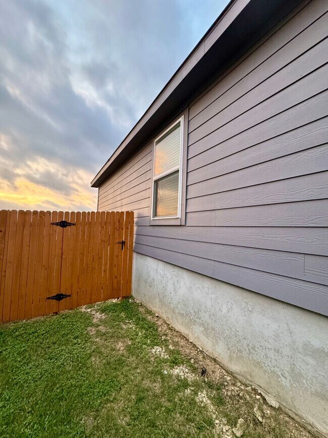 Building Photo - 2 weeks Free Rent! AVAILABLE IN BULVERDE! ...