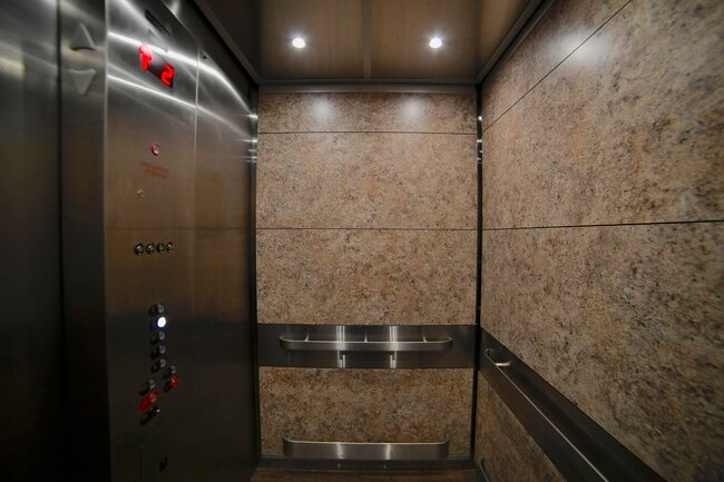 Building Photo - 1906 E Shorewood Blvd