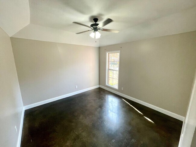 Building Photo - 106 Harvey Cir