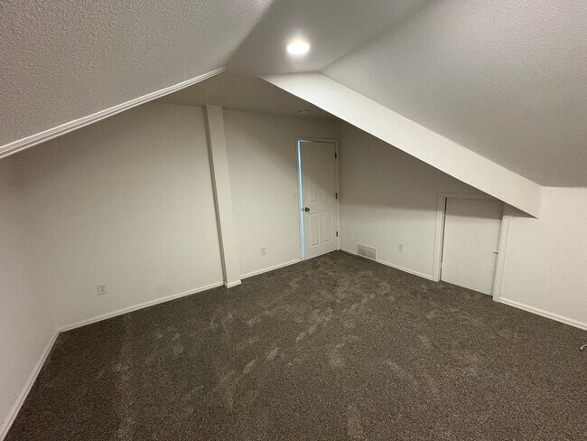 Building Photo - Fully Renovated 3 Bed 2.5 Bath Townhome w/ 1 Car Garage & Yard!