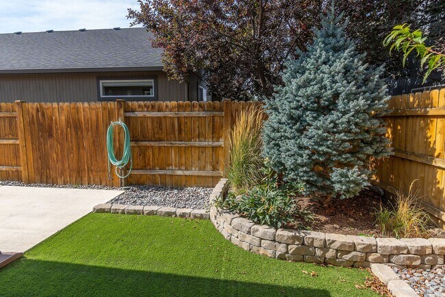 Building Photo - Spacious single level Orchard floorplan with 4th bedroom/den option home featuring SOLAR - Great ...