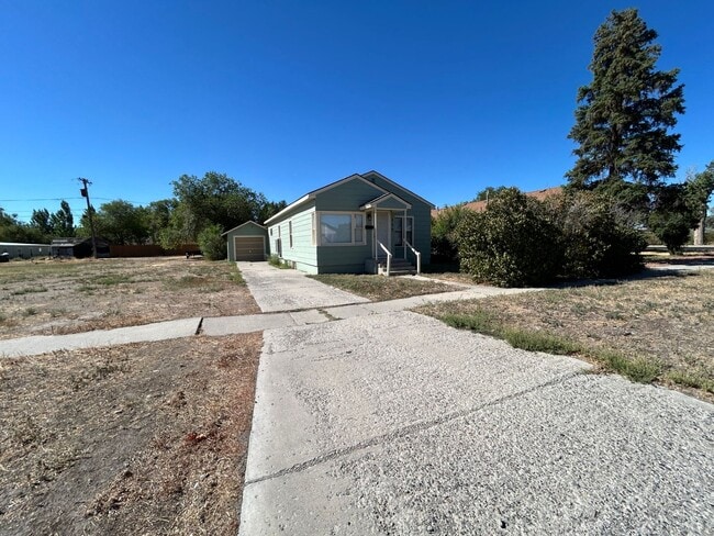Building Photo - 3 Bedroom 1 Bath Large House with Garage & Many Amenities