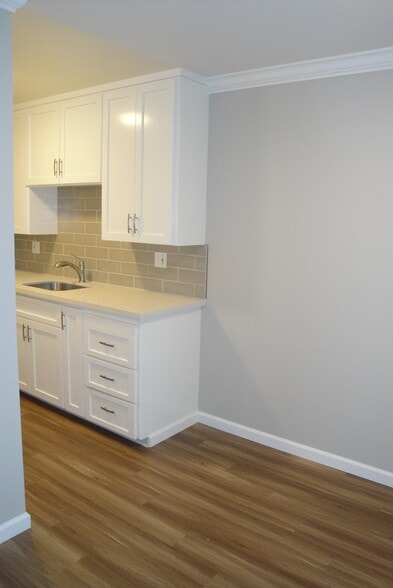 Building Photo - 2331 Pauline Dr