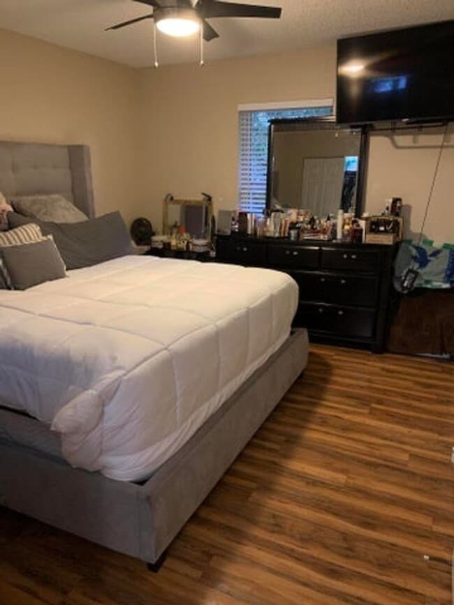 Building Photo - 1345 W 34th St